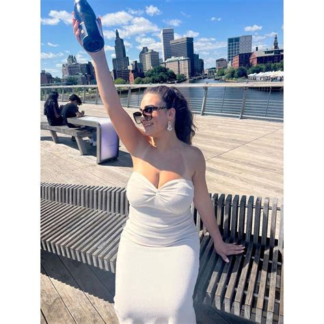 veronica correia, 21|NY woman who tossed her 36G bra at Drake now in talks with。